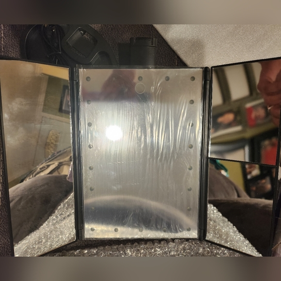 Magnifying mirror with touch sensitive light black new in box - Picture 4 of 6